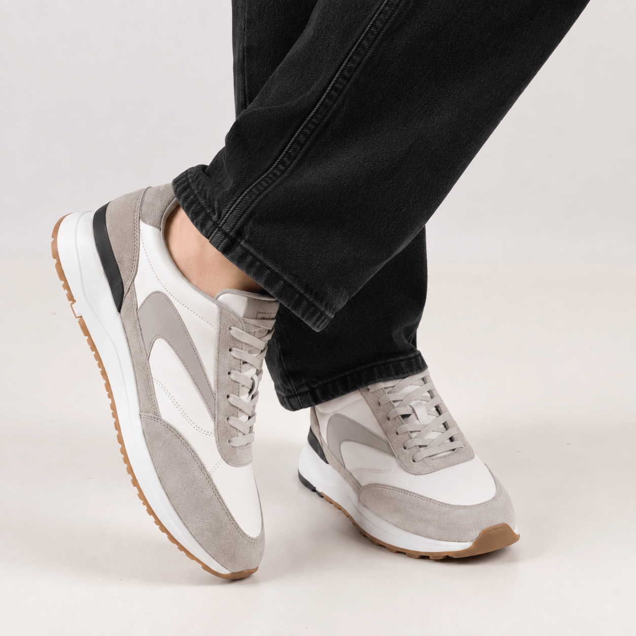 Zapatilla urbana de cuero con base deportiva